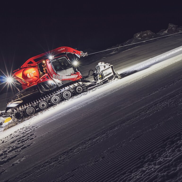 Der Pistenbully-Fahrer ist nachts unterwegs und präpariert die Pisten.  | © Davos Klosters Mountains