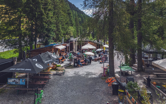 Blick auf en Aussenbereich vom Restaurant Chalet Velo im Bike- und Abenteuerpark Färich. | © Davos Klosters Mountains
