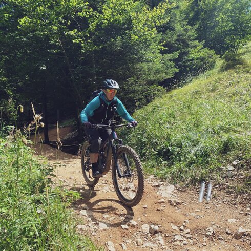 Bikerin Britta Wild fährt mit dem Mountainbike über einen Trail in Davos. | © Davos Klosters Mountains