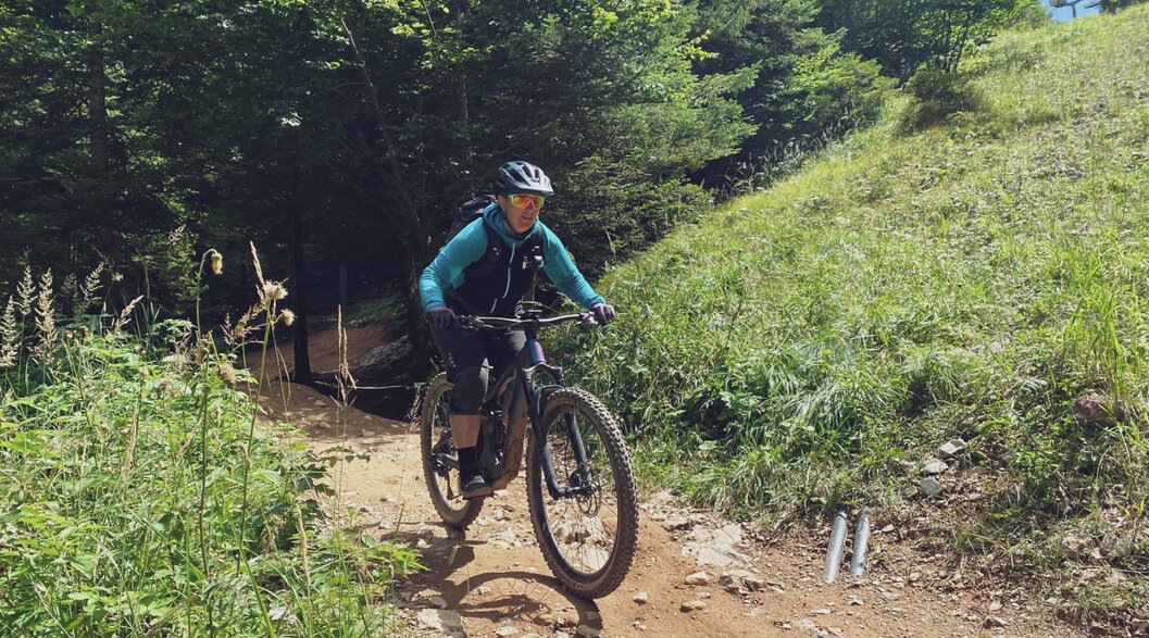 Bikerin Britta Wild fährt mit dem Mountainbike über einen Trail in Davos. | © Davos Klosters Mountains