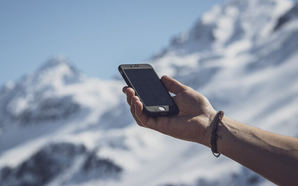 Eine Hand hält ein Handy in der Hand. | © Davos Klosters Mountains