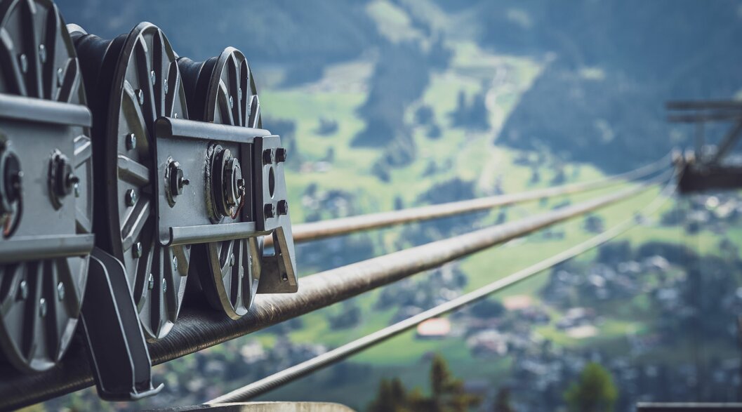 Zwei Tragseile und ein Zugseil für die Kabine der Gotschnabahn | © Davos Klosters Mountains Blick auf die beiden Tragseile und das dünnere Zugseil der Gotschnabahn. | © Davos Klosters Mountains