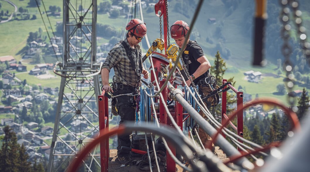 Ropeway mechatronics technician during inspection | © Davos Klosters Mountains Ropeway mechatronics technician during inspection | © Davos Klosters Mountains