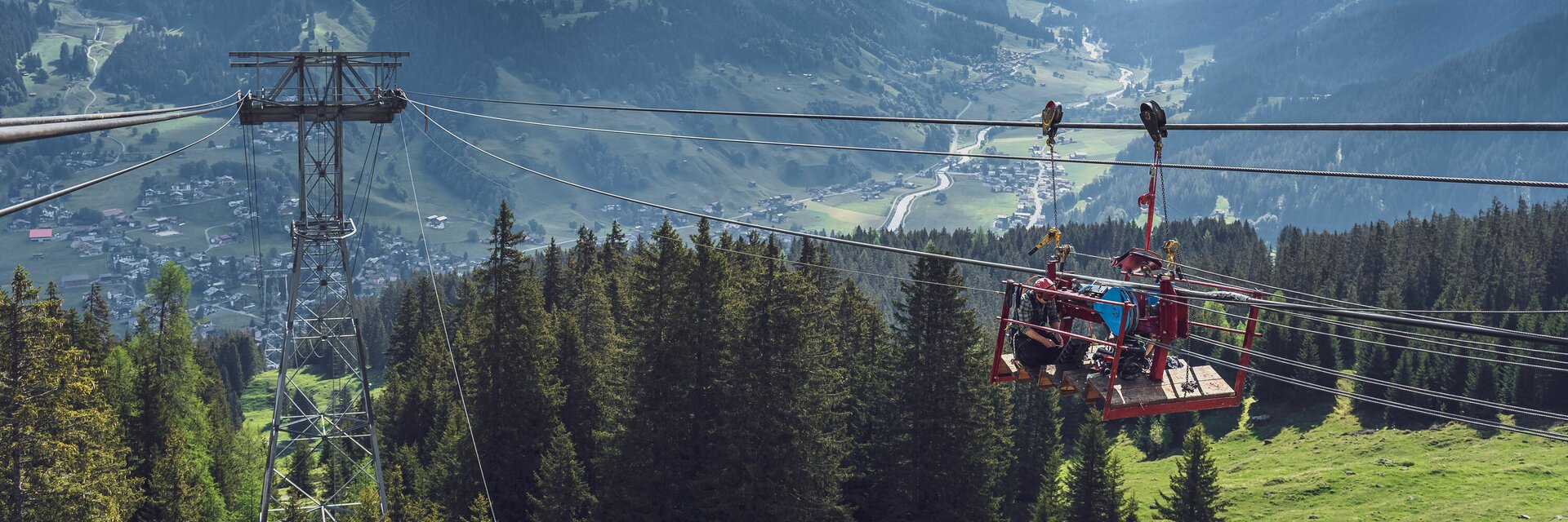 Blick auf den Seilzug von Klosters nach Gotschnaboden | © Davos Klosters Mountains Stück für Stück wird das Seil von Klosters nach Gotschnaboden gezogen. | © Davos Klosters Mountains