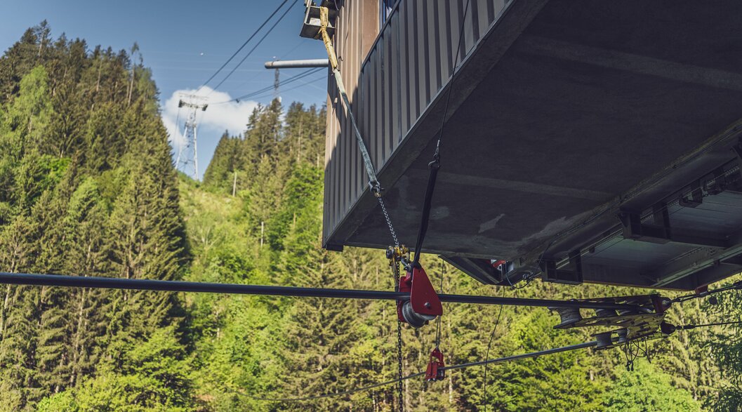 Neues Tragseil Gotschnabahn | © Davos Klosters Mountains Das neue Tragseil für die Gotschnabahn wird auf den Berg gezogen. | © Davos Klosters Mountains