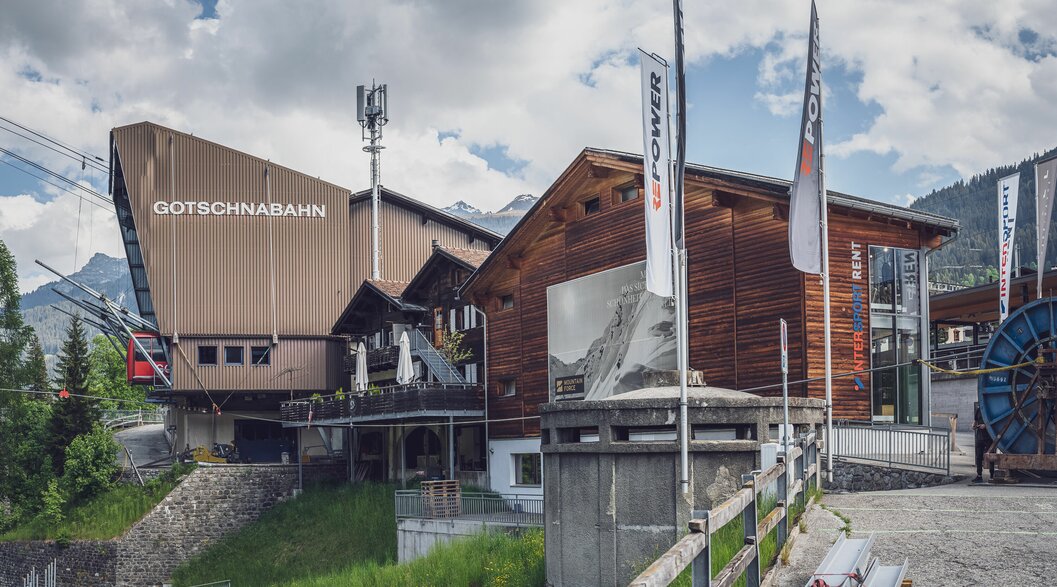 Bobine mit Tragseil Talstation Gotschnabahn | © Davos Klosters Mountains Das neue Tragseil wird von der Bobine an der Talstation in Klosters abgewickelt und zum Gotschnaboden gezogen. | © Davos Klosters Mountains