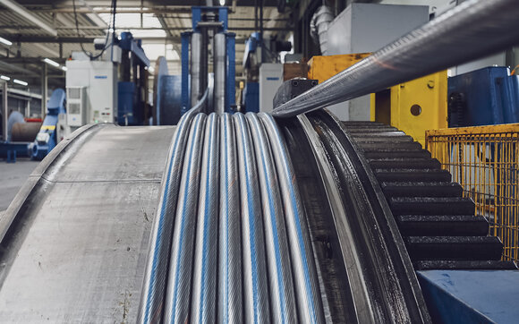 In der Firma Fatzer AG wird das Tragseil für die Gotschnabahn produziert.  | © Fatzer AG