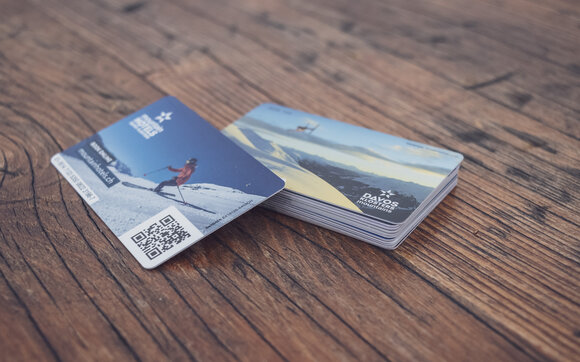 Ein Stappel von Keycards der Davos Klosters Mountains mit Winter Sujet. | © Davos Klosters Mountains