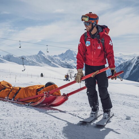SOS Patrouilleur beim Abtransport einer verletzten Person mit Rettungsschlitten | © Davos Klosters Mountains 