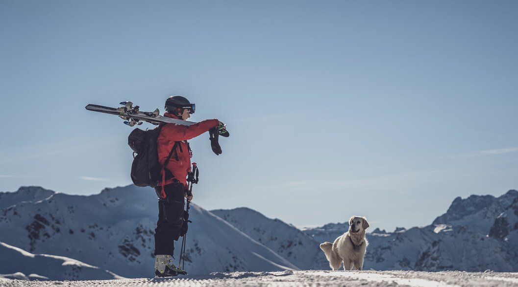 Patrouilleurin Seraina mit Hund auf dem Jakobshorn | © Davos Klosters Mountains Patrouilleurin Seraina mit ihrer Hündin Emma auf dem Jakobshorn. | © Davos Klosters Mountains