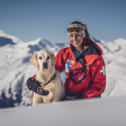 Portrait der Patrouilleurin Seraina mit ihrer Golden Retriever Hündin.  | © Davos Klosters Mountains