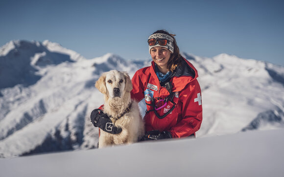Portrait der Patrouilleurin Seraina mit ihrer Golden Retriever Hündin.  | © Davos Klosters Mountains