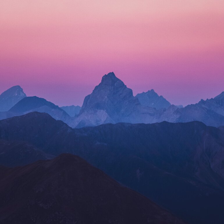 Spectacle of colour above the Tinzenhorn summit. | © Davos Klosters Mountains