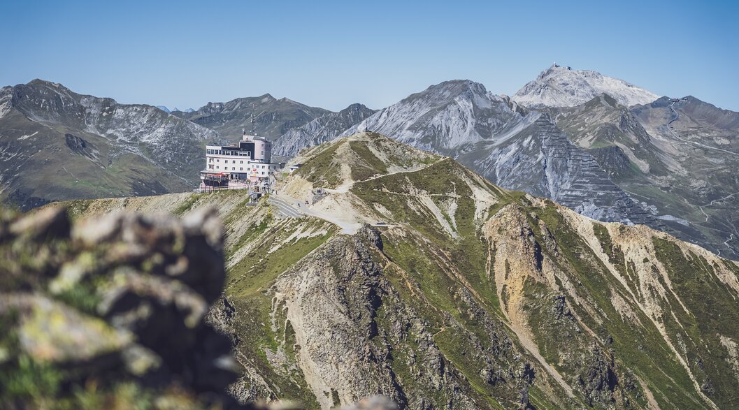 Blick vom Jatzhorn zur Jakobshorn Bergstation mit Bergpanorama im Hintergrund. | © Davos Klosters Mountains