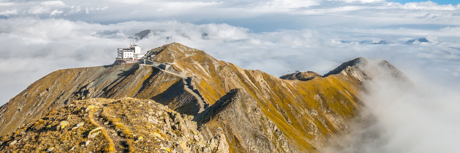 Wanderweg richtung Jatzhorn mit Sicht auf Bergstation Jakobshorn. | © Davos Klosters Mountains
