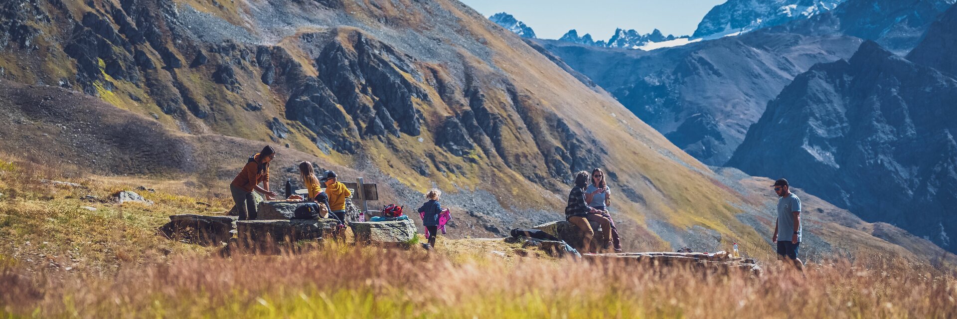 Familie beim Picknick auf Wanderweg mit Feuerstelle  | © Davos Klosters Mountains