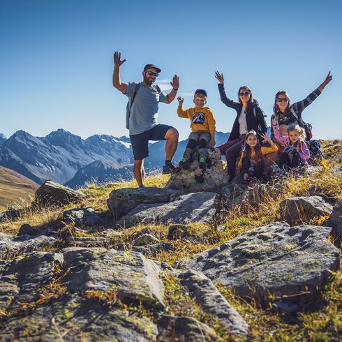 Familie pausiert auf Wanderweg um sich auszuruhen | © Davos Klosters Mountains 