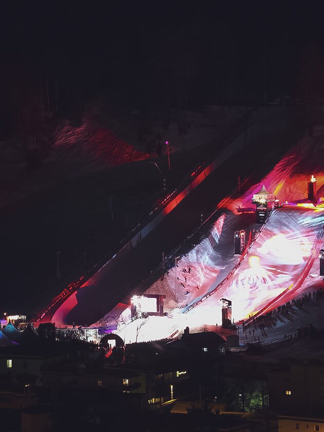 Bolgenhang bei Nacht mit Lichtinszenierung. | © Davos Klosters Mountains