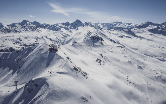 Bergpanorama mit Blick auf ein Teil des Skigebiet Jakobshorn. | © Davos Klosters Mountains
