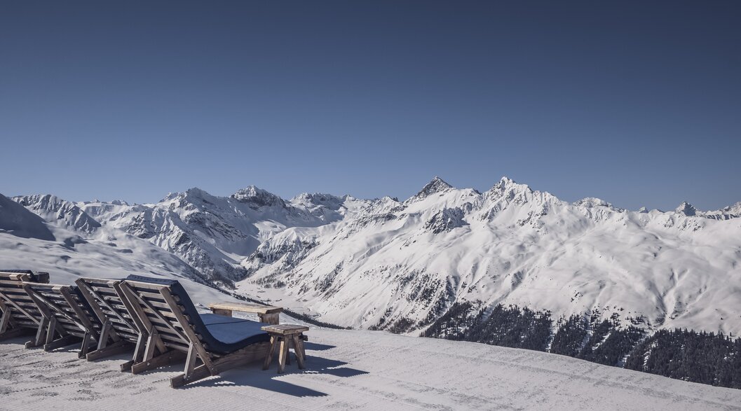 Liegestühle Jatzhütte | © Davos Klosters Mountains Liegestühle auf der Jatzhütte mit Bergpanorama. | © Davos Klosters Mountains