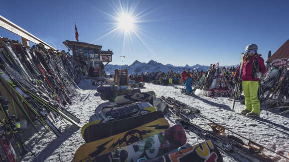 Ski und Snowboard Depot vor der Jatzhütte. | © Davos Klosters Mountains