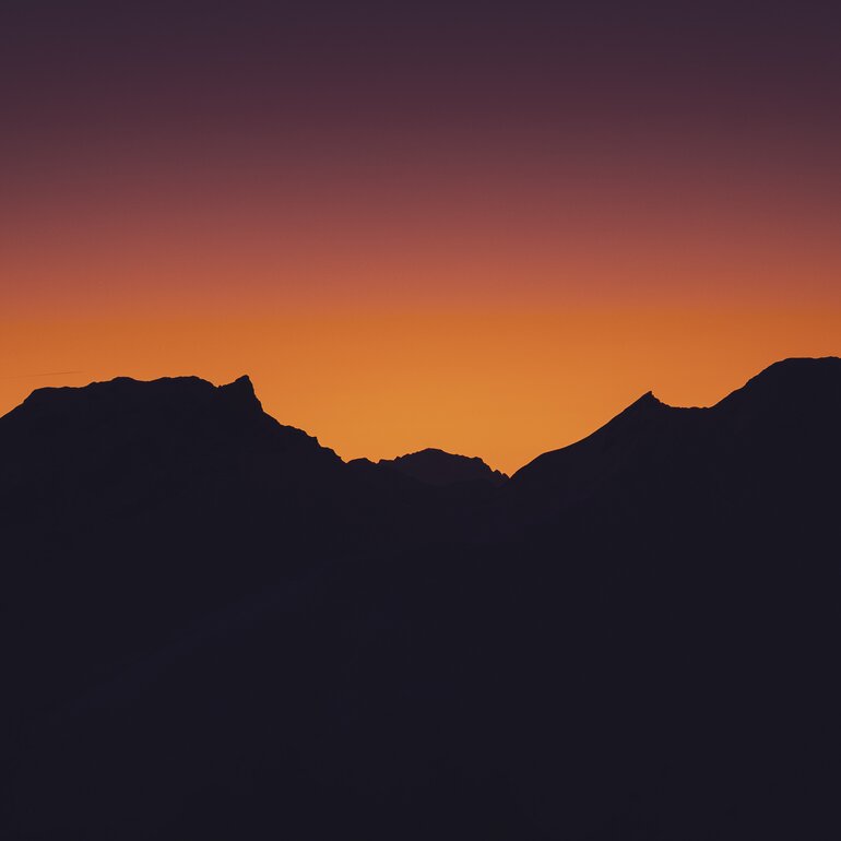 Mountain panorama with sunset and view to the Chörbschhorn. | © Davos Klosters Mountains