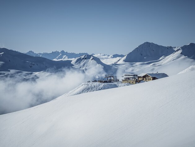 Jatzhütte Davos | © Davos Klosters Mountains Jatzhütte with mountain panorama in the background. | © Davos Klosters Mountains
