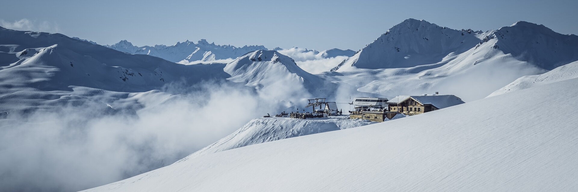 Jatzhütte Davos | © Davos Klosters Mountains Jatzhütte mit Bergpanorama im Hintergrund. | © Davos Klosters Mountains