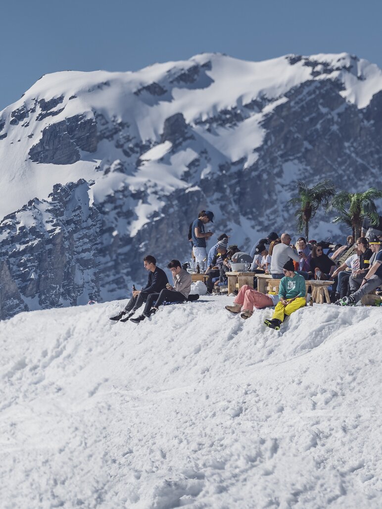 Party auf der Sonnenterrasse der Jatzhütte. | © Davos Klosters Mountains