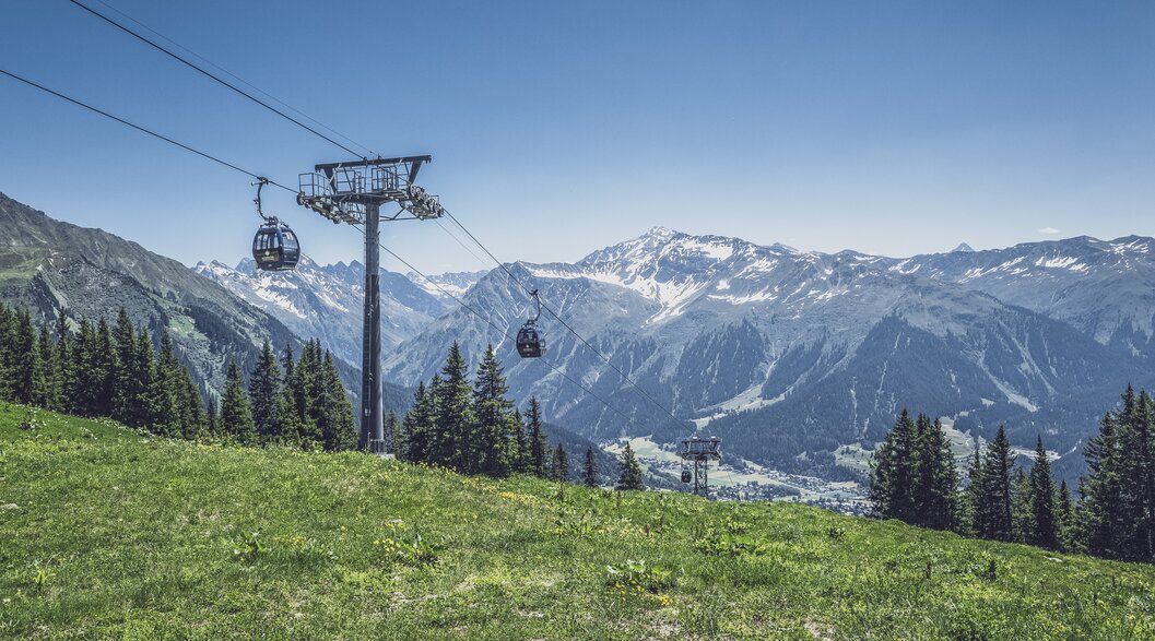 Gondelbahn Madrisa mit Berglandschaft im Hintergrund. | © Davos Klosters Mountains
