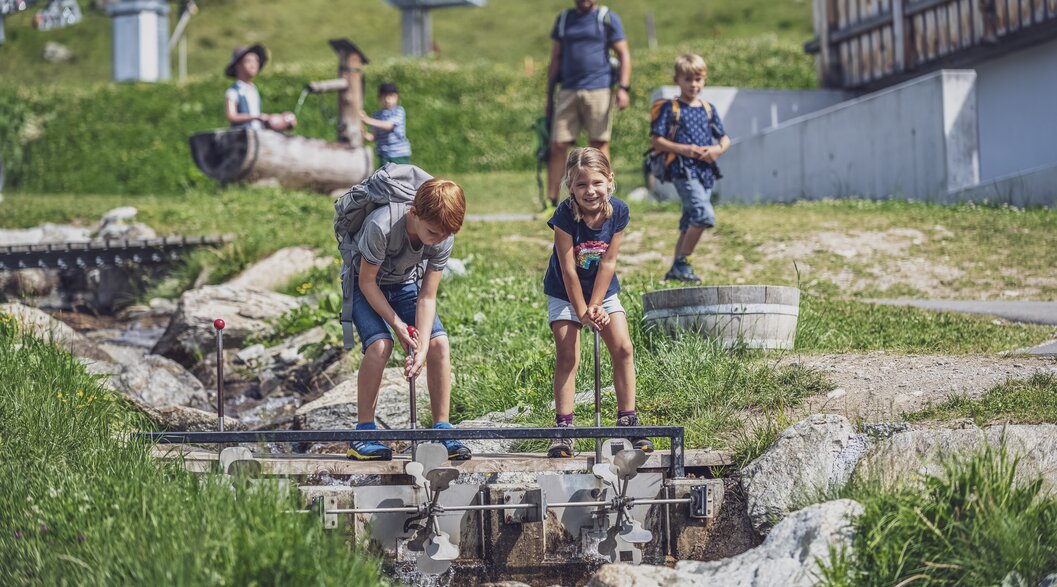 Water lock at Madrisa-Land | © Davos Klosters Mountains Children playing with a water lock at Madrisa-Land. | © Davos Klosters Mountains