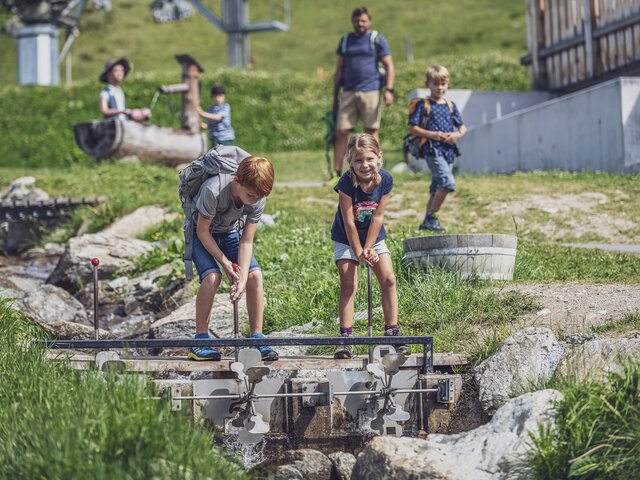 Kinder spielen mit eine Wasserschleuse im Madrisa-Land. | © Davos Klosters Mountains