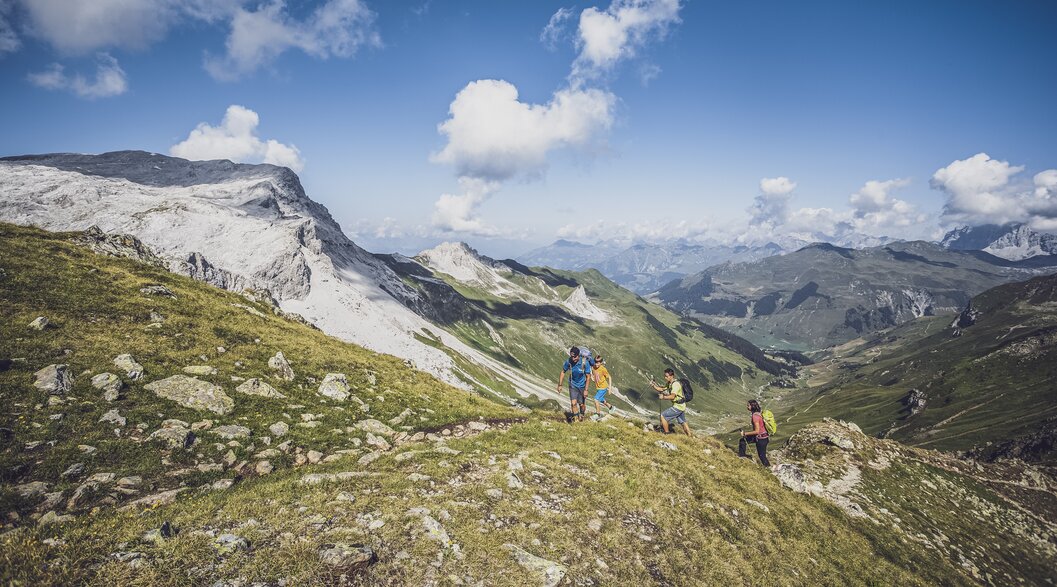 Wandergruppe während dem Aufsteig einer Wanderung auf Madrisa. | © Davos Klosters Mountains