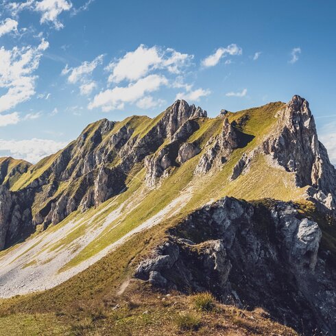 A path winds over the green slope of the Casanna, a fantastic view from the top of the Grüenhorn.  | © Davos Klosters Mountains