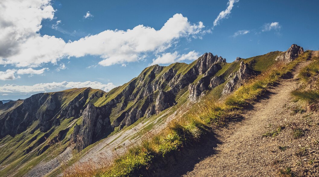Weg auf das Grüenhorn | © Davos Klosters Mountains Ein wunderschöner Weg führt auf das Grüenhorn mit Blick auf die Casanna. | © Davos Klosters Mountains