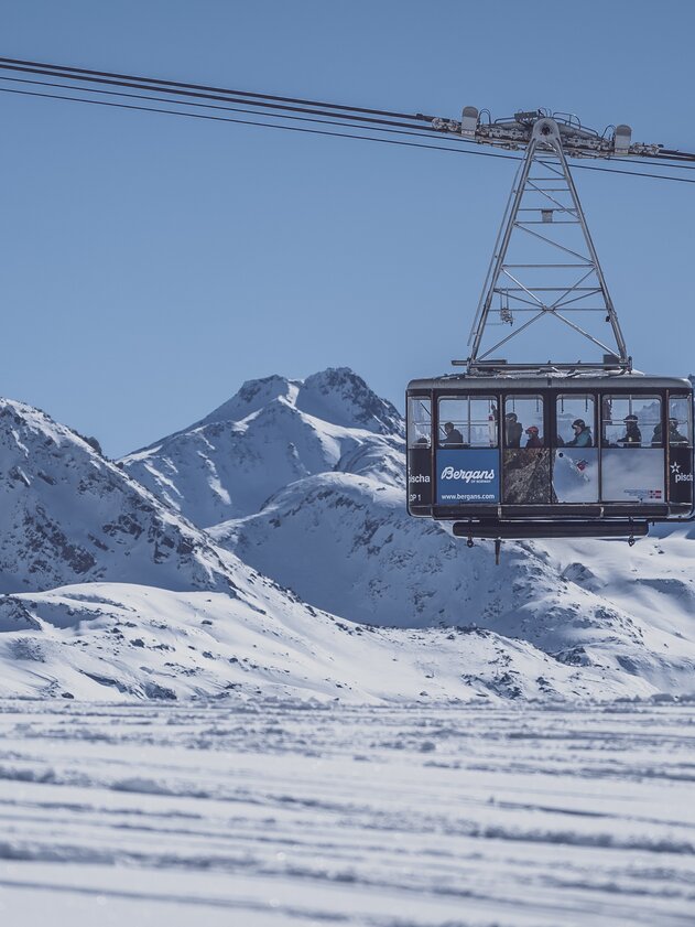 Gondel befördert Gäste ins Skigebiet Pischa bei traumhaftem Wetter. | © Davos Klosters Mountains