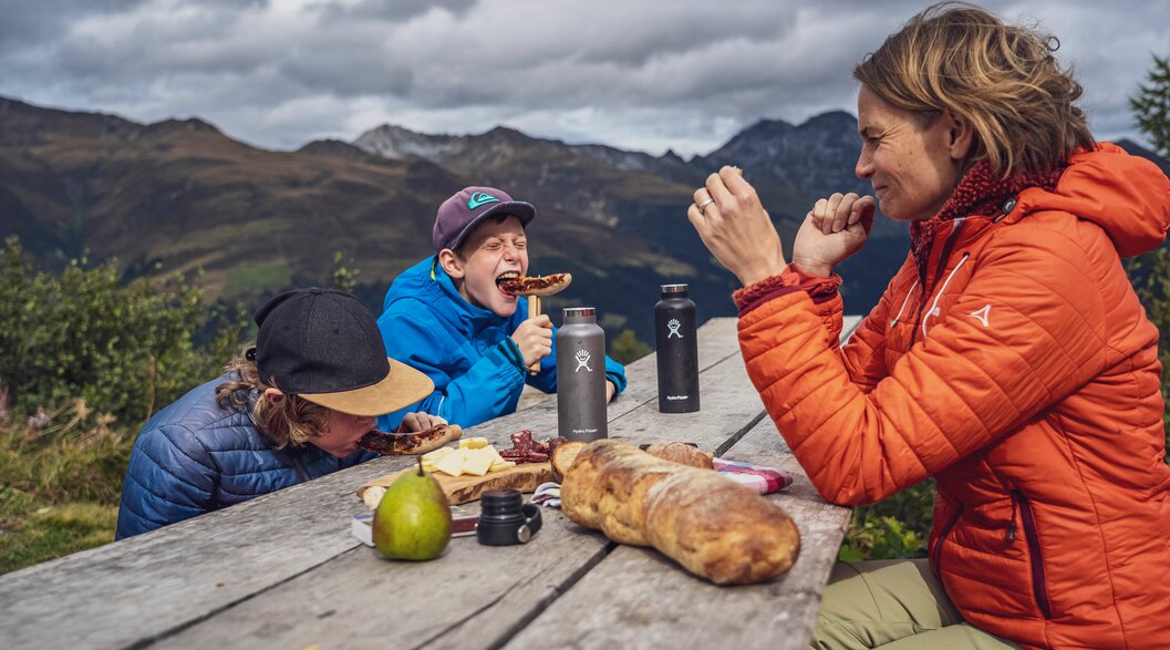 Mutter mit 2 Kinder beim Picknick  | © Davos Klosters Mountains 