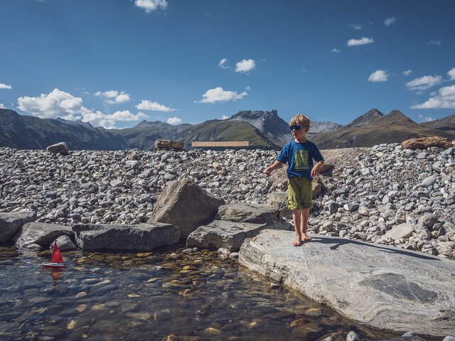 Kind Barfus an Seerand  | © Davos Klosters Mountains 