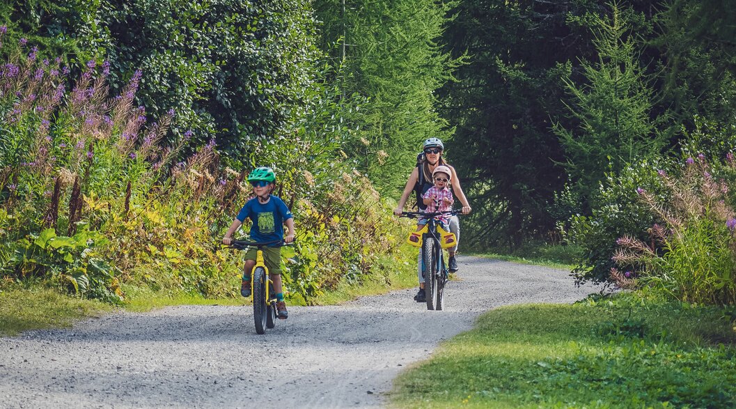 Eine Mutter macht einen Ausflug auf dem Mountainbike mit ihren beiden Kindern. | © Davos Klosters Mountains