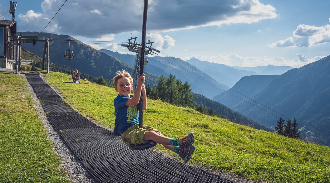 Kind sitzend auf Tellerlift  | © Davos Klosters Mountains 