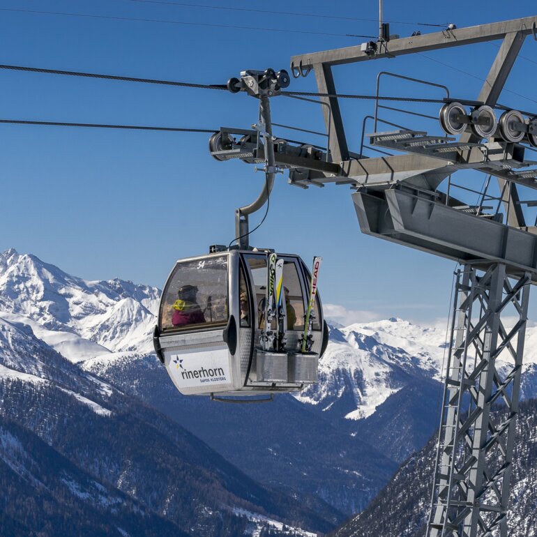 Rinerhorn gondola in dreamy weather with a wonderful mountain panorama in the background. | © Davos Klosters Mountains
