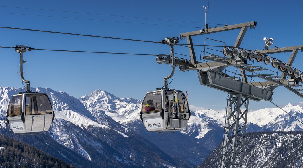 Gondelbahn Rinerhorn bei Traumwetter und herrlichem Bergpanorama im Hintergrund. | © Davos Klosters Mountains