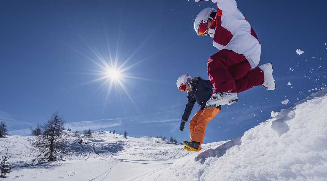 Fun at the Rinerhorn | © Davos Klosters Mountains Kids jump in the snow while the sun is shining. | © Davos Klosters Mountains