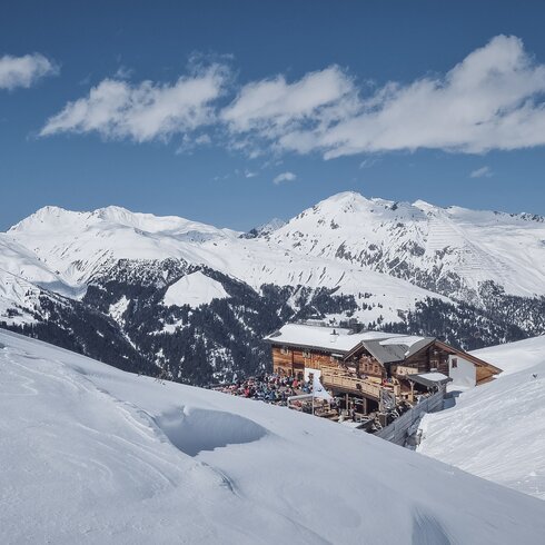 Sicht auf das von Neuschnee umrandete Restaurant Fuxägufer. | © Davos Klosters Mountains