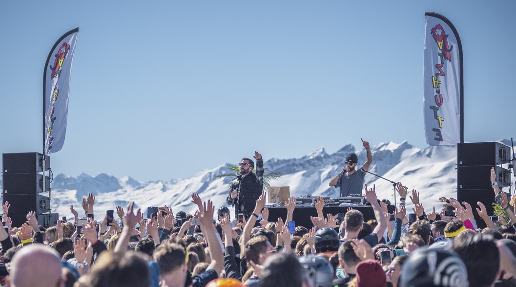 30. Jahre Jakobshorn Jubiläum | © Davos Klostes Mountains 30. Jahre Jubiläum mit Mundart Künstler Bligg auf der Jatzhütte bei Traumwetter. | © Davos Klostes Mountains