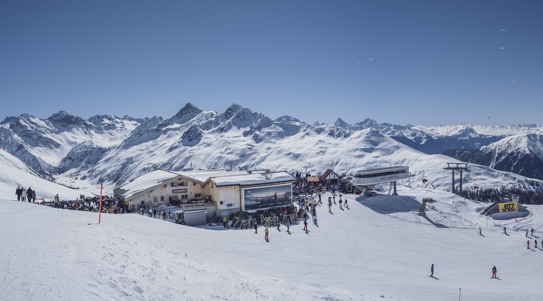 Bergrestaurant Jatzhütte Davos | © Davos Klosters Mountains Sicht auf das Bergrestaurant Jatzhütte mit atemberaubenden Bergpanorama im Hintergrund. | © Davos Klosters Mountains