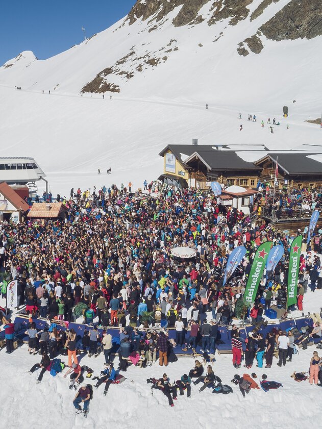 Unvergessliche Zeit auf der Jatzhütte in Davos | © Davos Klosters Mountains Drone shot of the national and even cross-border celebrity Jatzhütte on the Jakobshorn. | © Davos Klosters Mountains