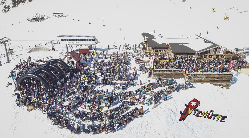 Luftaufnahme der Jatzhütte Davos | © Davos Klosters Mountains Diese Luftaufnahme zeit die belebte Jatzhütte in ihrem ganzen Umfang. | © Davos Klosters Mountains