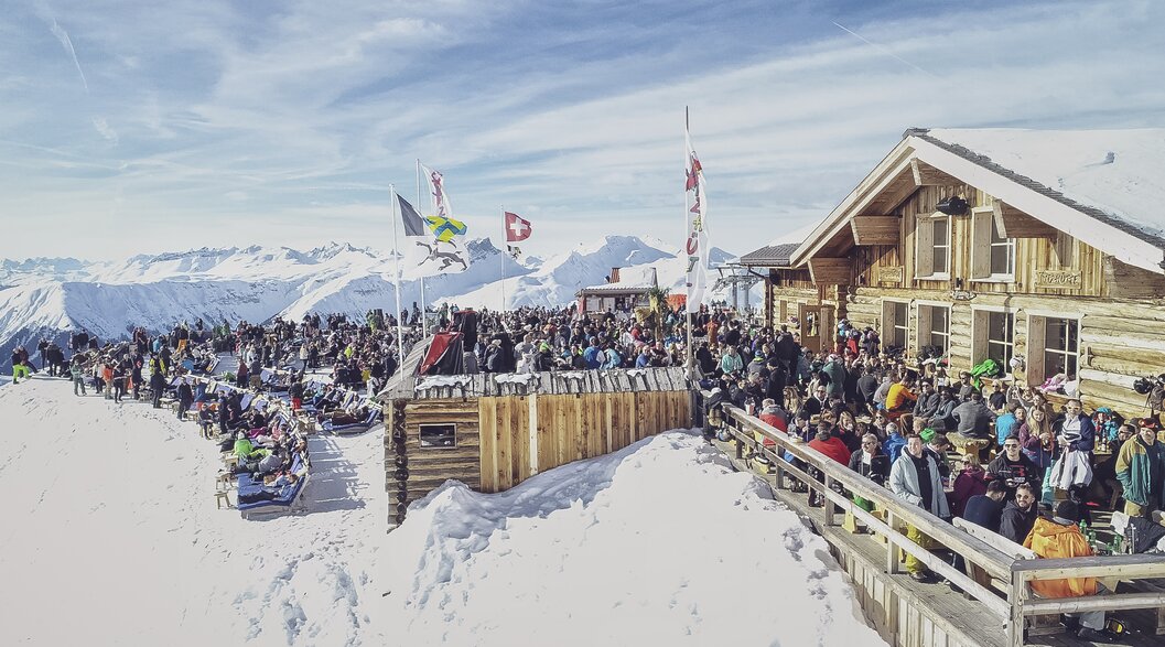 Hut terrace with a view | © Davos Klosters Mountains Belebte Sonnenterrasse bei der Jatzhütte auf dem Jakobshorn Davos. | © Davos Klosters Mountains