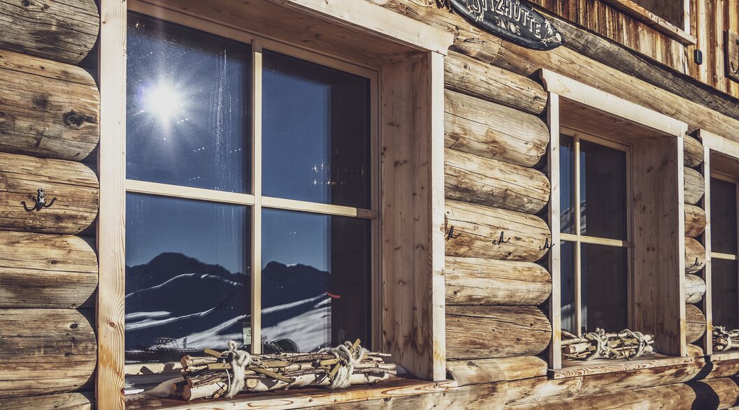 Sonnenschein Davos Klosters Mountains | © Davos Klosters Mountains Sonnenstrahlen scheinen bis in die hintersten Winkel der neuen, gemütlichen Jatzhütte. | © Davos Klosters Mountains
